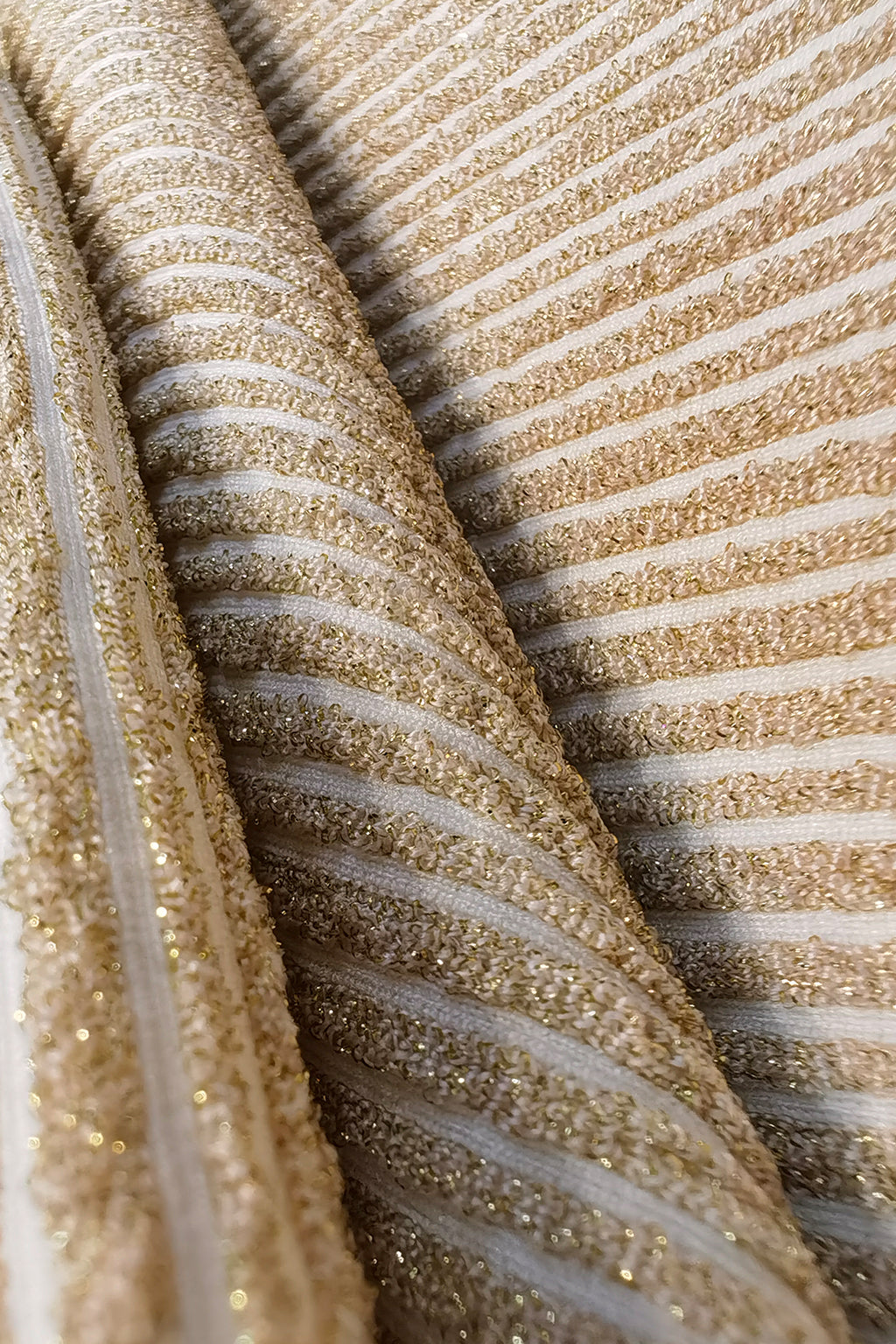 Luxury Jacquard Gold Thread Fabric with Metallic Accents – 136cm/240g